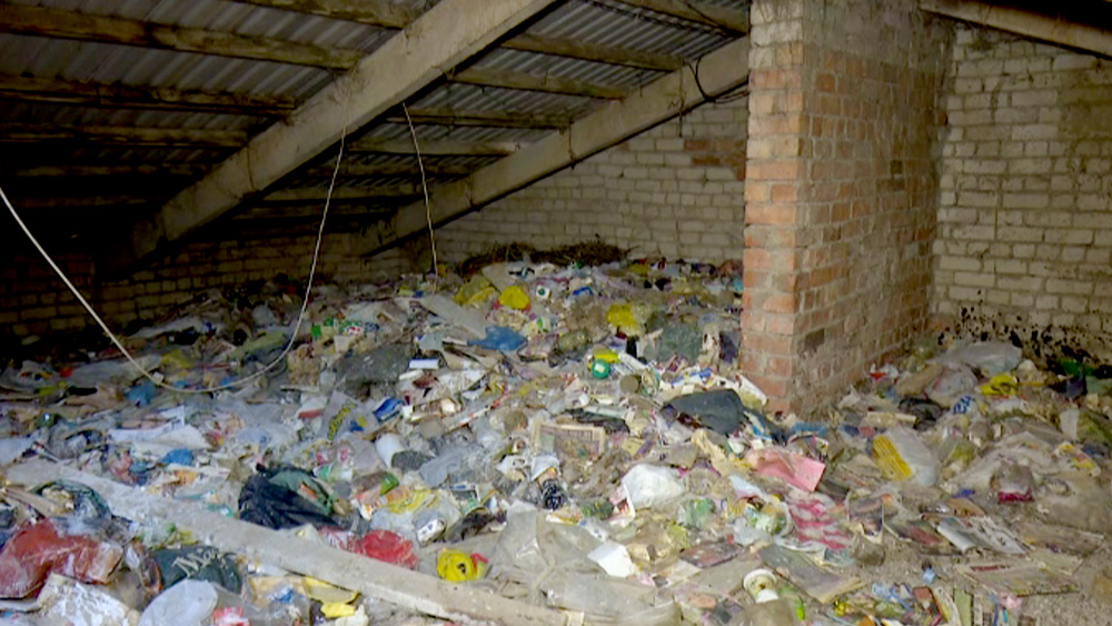 Daudzdzīvokļu mājas bēniņi pārvērsti par atkritumu izgāztuvi