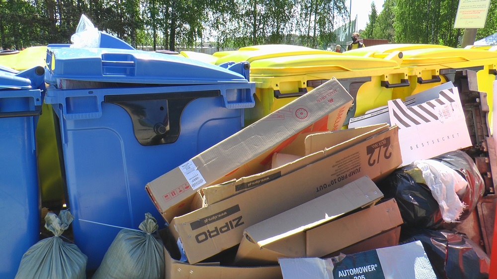 Publiskajos šķiroto atkritumu konteineros daudz piemaisījumu