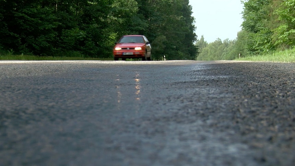 Brīdina par izsvīdumiem uz asfalta ceļiem