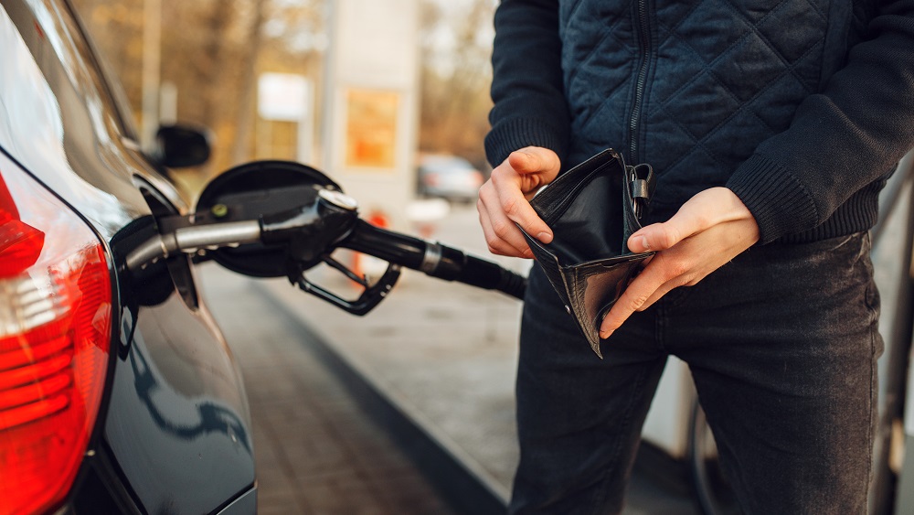 Degvielas cenas sasniegušas pirmspandēmijas līmeni