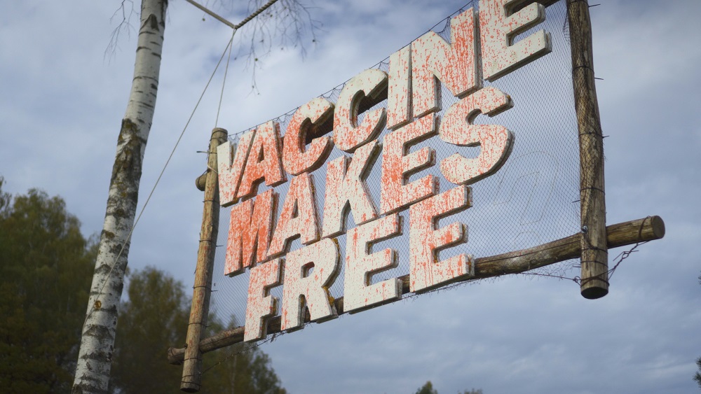 “Vakcīna dara brīvu?”; izvietojot divdomīgu plakātu, rada diskusijas sabiedrībā