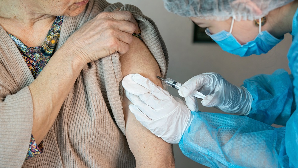 Latgales seniori vakcinējas kūtri; to ietekmē daudzi būtiski faktori