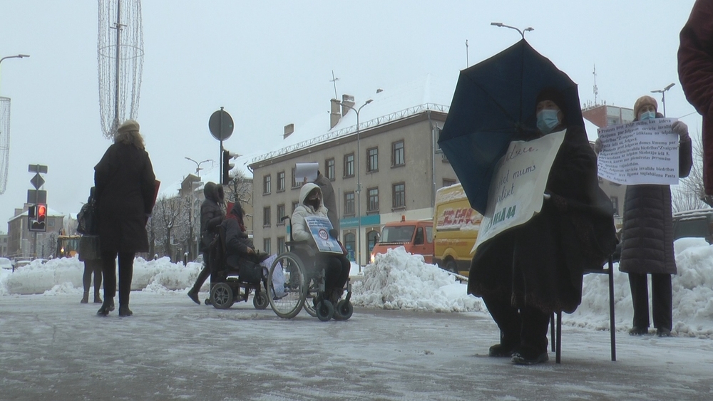 Jelgavas sieviešu invalīdu biedrība piketā aicina neatņemt mājas