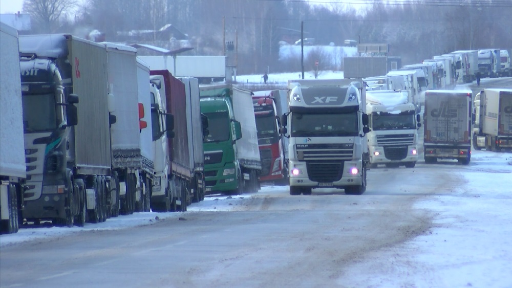 Robežkontroles punktos rindās gaida vairāki simti kravas auto