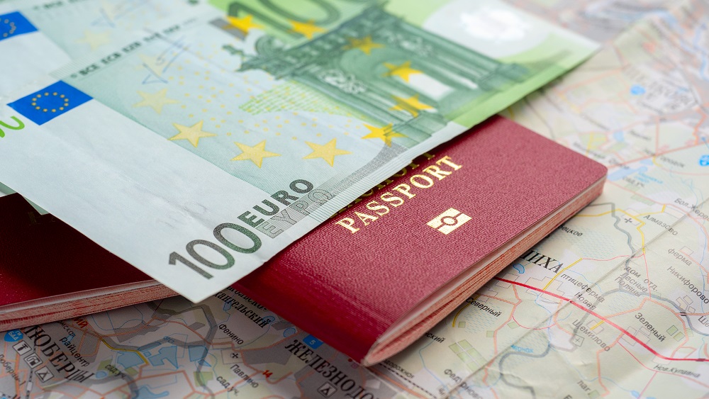 Kurš Latvijā izmeklē nelegālo migrantu viltoto dokumentu izcelsmi?