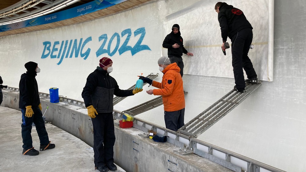Olimpiskajā ledus trasē  teju 18 stundas ik dienu pavada latvieši