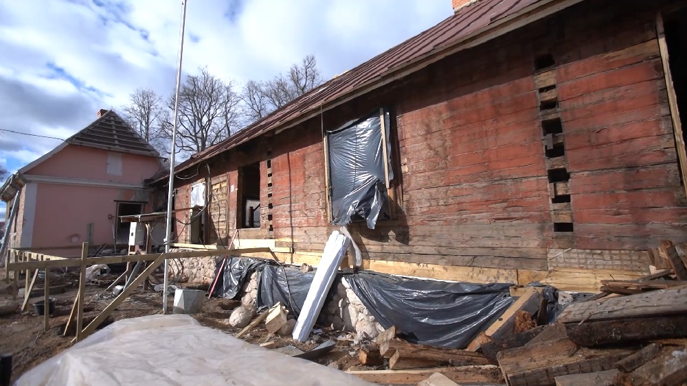 Valmierā restaurē senāko krusta pakšu tehnikā celto koka būvi Latvijā