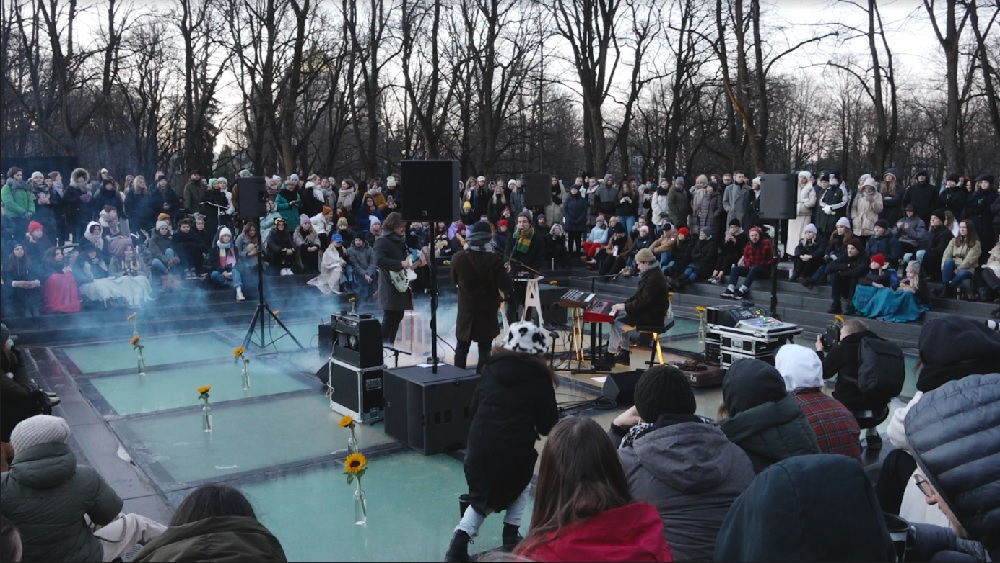 Atbalstot Ukrainu, iedzīvotāji ar mūziku sagaida rītausmu