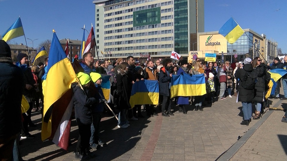 Daugavpilī gājienā Ukrainas atbalstam piedalījās ap 700 cilvēku