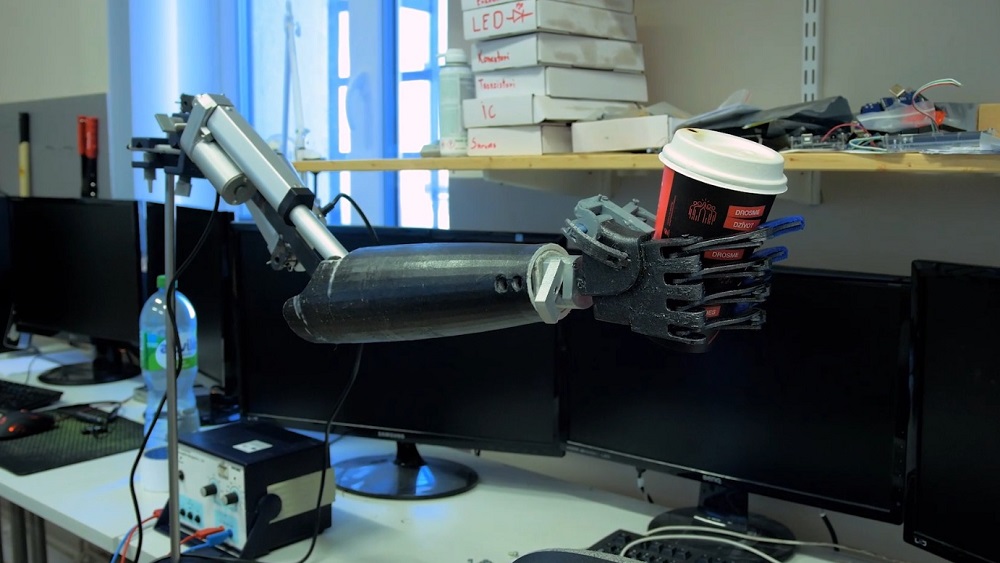 Students izstrādā mākslīgā intelekta vadītu rokas protēzi