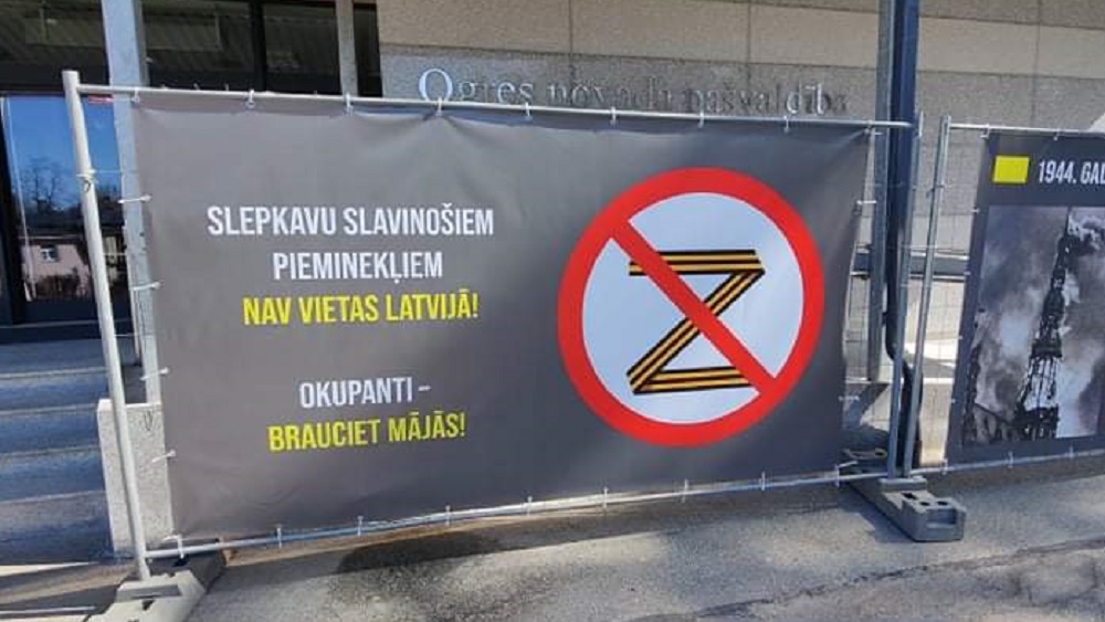 Ar plakātiem Ogrē aicina okupantus braukt mājās