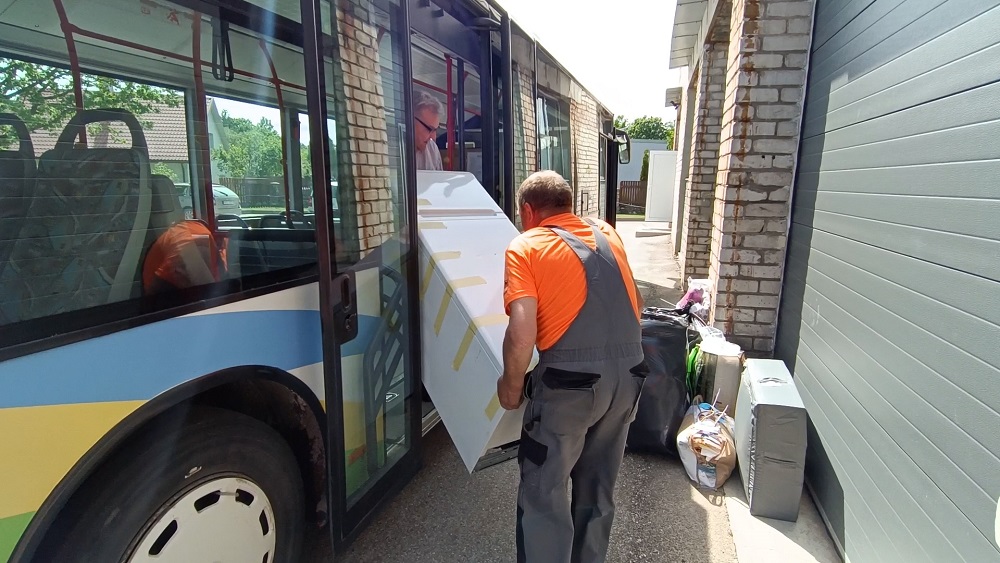 Valmiera Ukrainai dāvina autobusu un iedzīvotāju saziedotas mantas