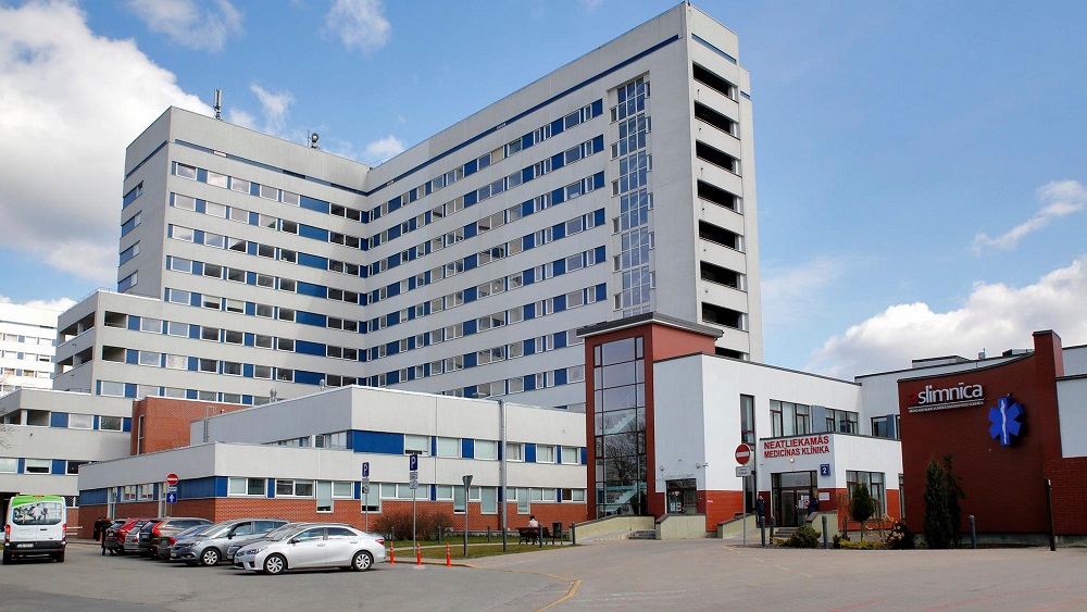 Slimnīcas gatavojas omikrona uzbrukumam; lielākās bažas par darbinieku masveida saslimšanām