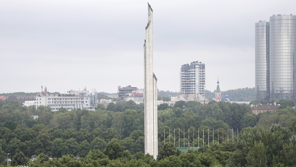 Notiek Uzvaras parkā esošā pieminekļa pēdējā elementa - obeliska - demontāža