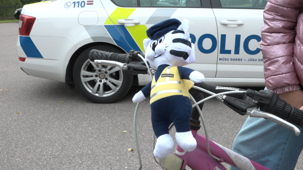 Valsts policijas reidā Valmierā uzrauga velosipēdu un elektroskrejriteņu satiksmi
