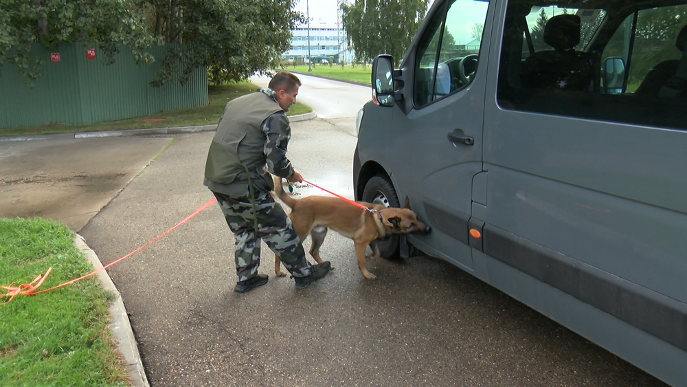 Āzijas kinologi Latvijā apgūst narkotisko vielu meklēšanu ar dienesta suni