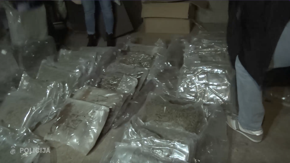 Valsts policija garāžā Jaunmārupē konstatējusi 51 kilogramu marihuānas
