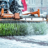 Sniegavētra Kurzemē izraisa ceļu satiksmes negadījumus un lauž kokus