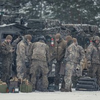 Latvijas armijai un Zemessardzei trūkst cilvēku – obligāto dienestu neizslēdz
