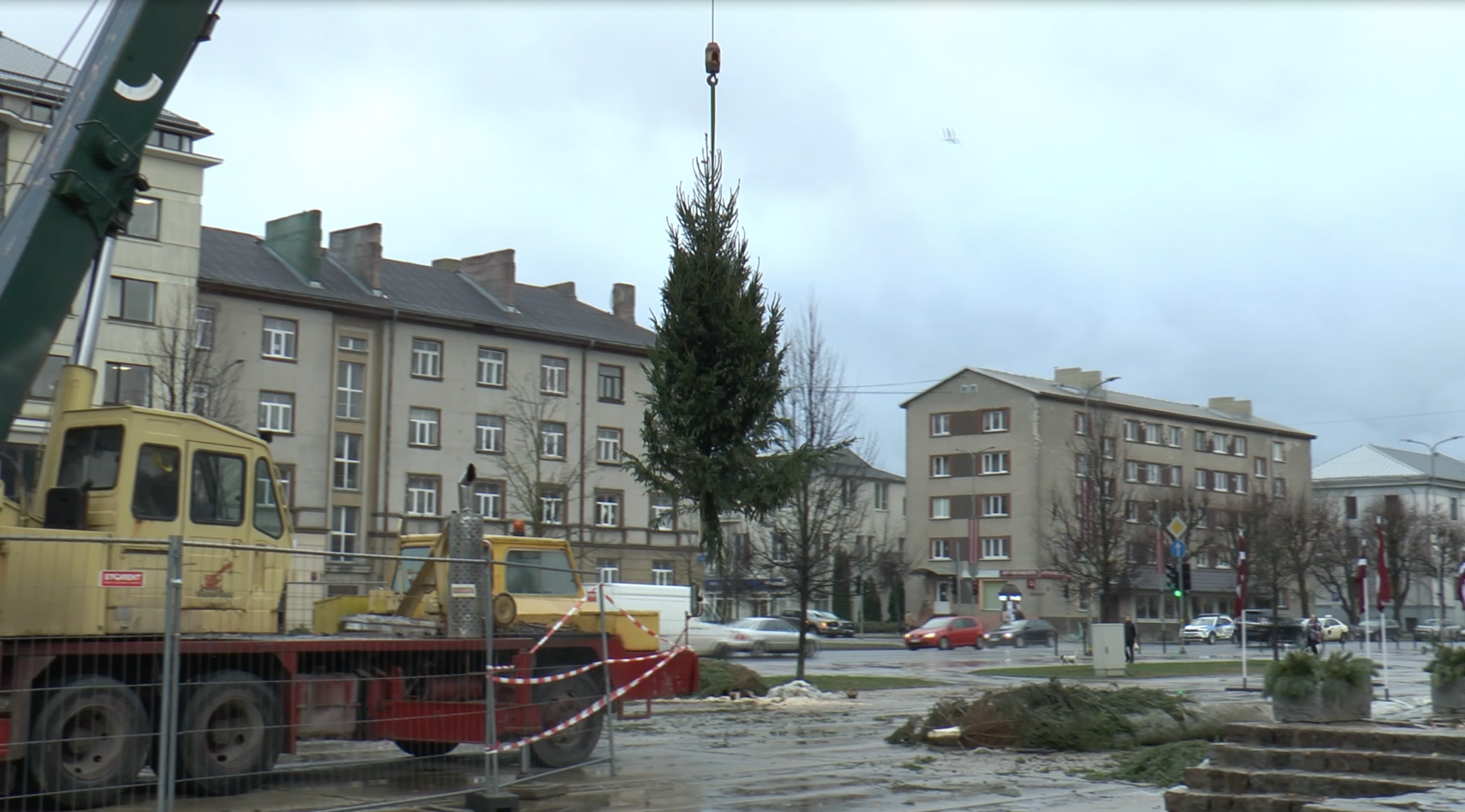 Jelgavā un Ventspilī jau uzliktas Ziemassvētku egles
