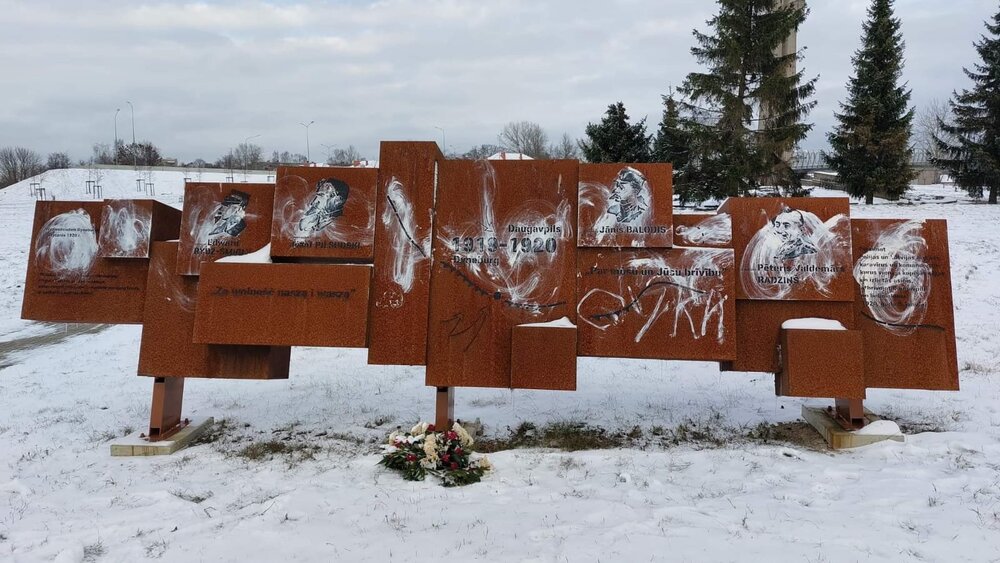 Daugavpilī apgānīts poļu un latviešu kareivjiem veltīts piemineklis