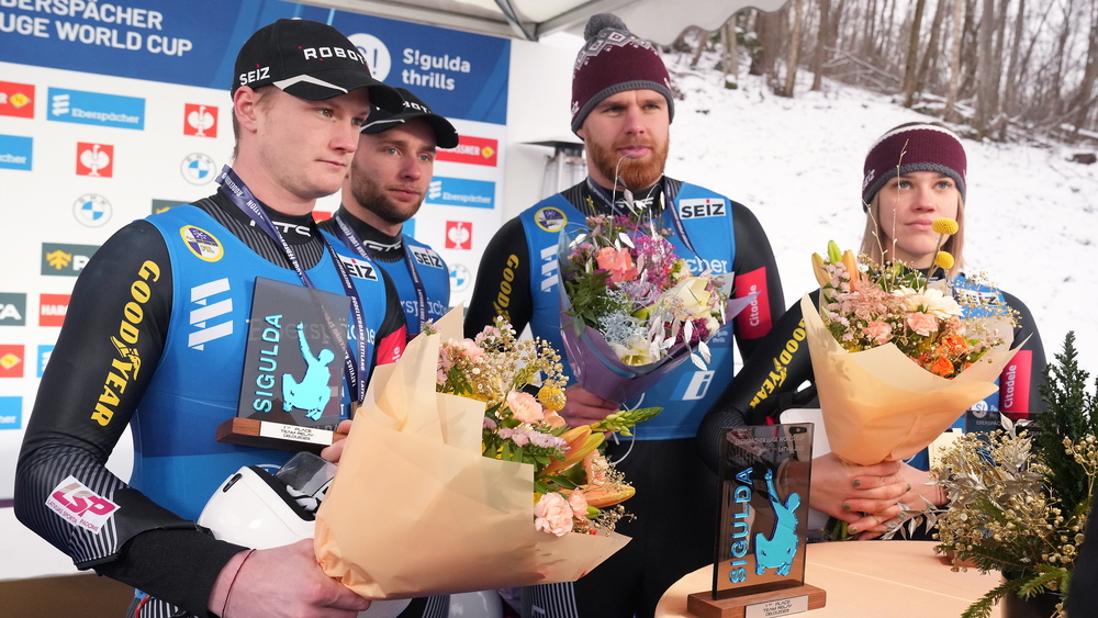 Latvijas kamaniņu komanda Siguldā izcīna zelta medaļas Pasaules kausa stafetē