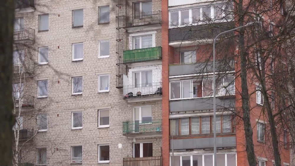 Apkārtējo drošību apdraud padomju gados celtie balkoni