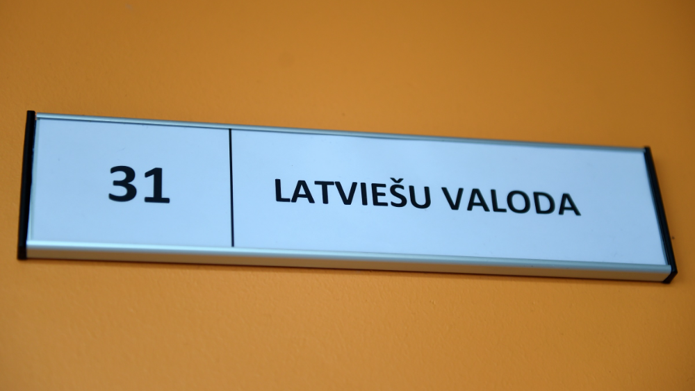 Izsludina 4 miljonus eiro vērtu konkursu par latviešu valodas mācību nodrošināšanu Ukrainas iedzīvotājiem