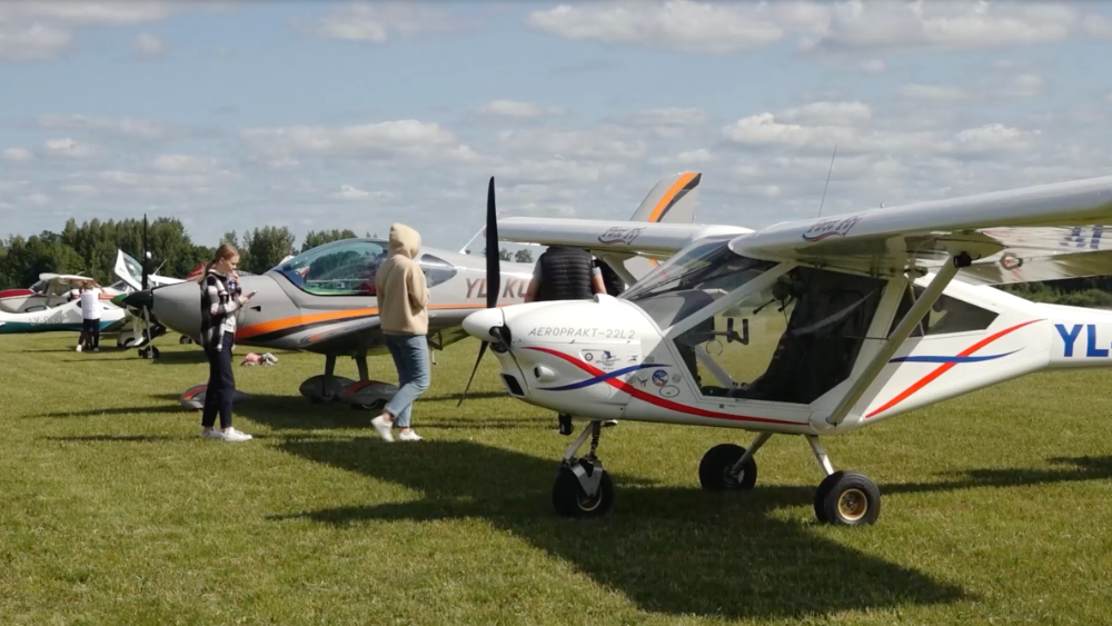 “Fly in Limbaži” – akrobātiski lidojumi un augstākās pilotāžas paraugdemonstrējumi