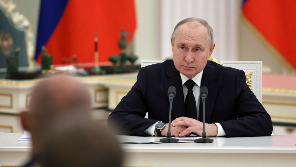 Aiz priekškara: starp "kailo" Putinu un "staigājošo mironi" Prigožinu