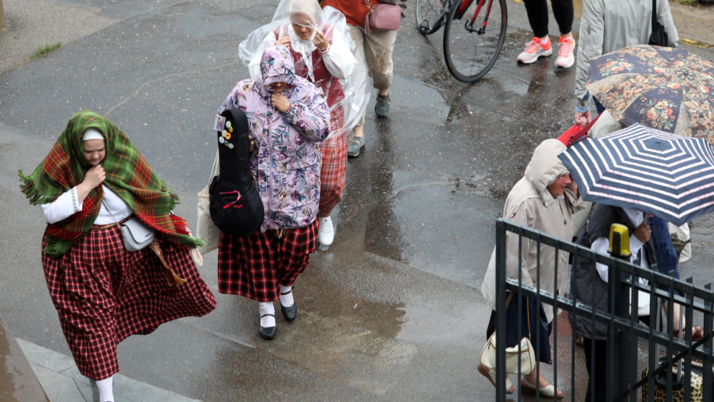 Latvijā pūtīs brāzmains vējš un daudzviet gaidāmas lietusgāzes