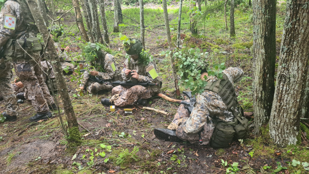 Vasaras nometnēs skolēni mācās aizstāvēt Latviju