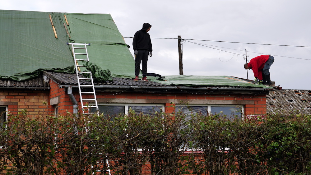 Sprindžuks: mājsaimniecības pilnīgi noteikti saņems atbalstu pirmdienas negaisā sapostīto jumtu atjaunošanai