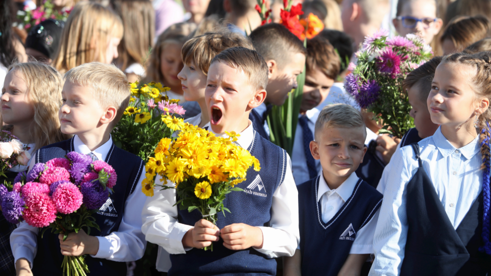 Mācību gaitas Latvijā sāk ap 220 000 skolēnu