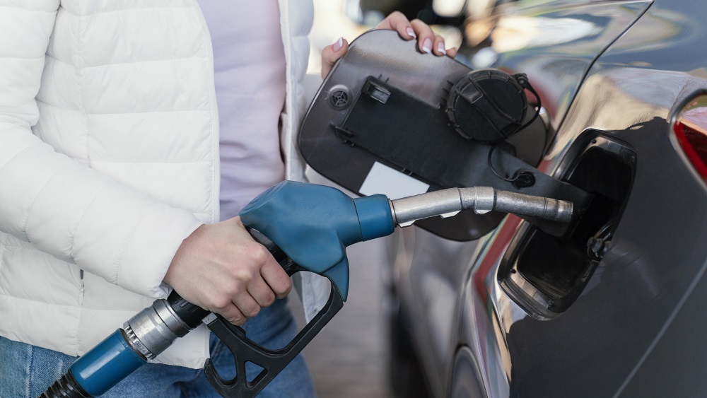 Degvielas cenas, iespējams, turpinās pieaugt