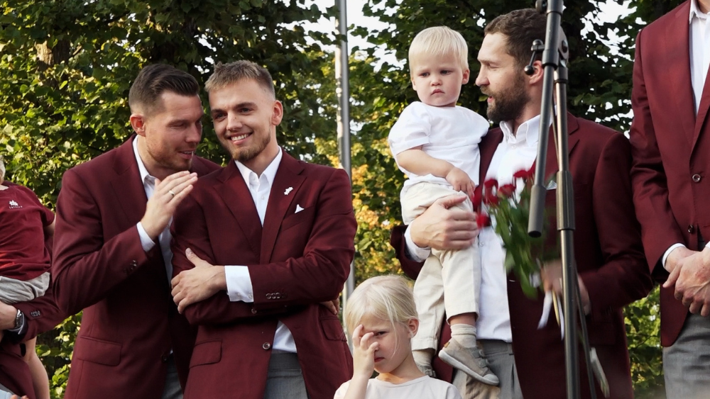 “Visai Latvijai jābūt lepnai par to, ko čaļi izdarījuši.” Mājās atgriežas basketbola komanda