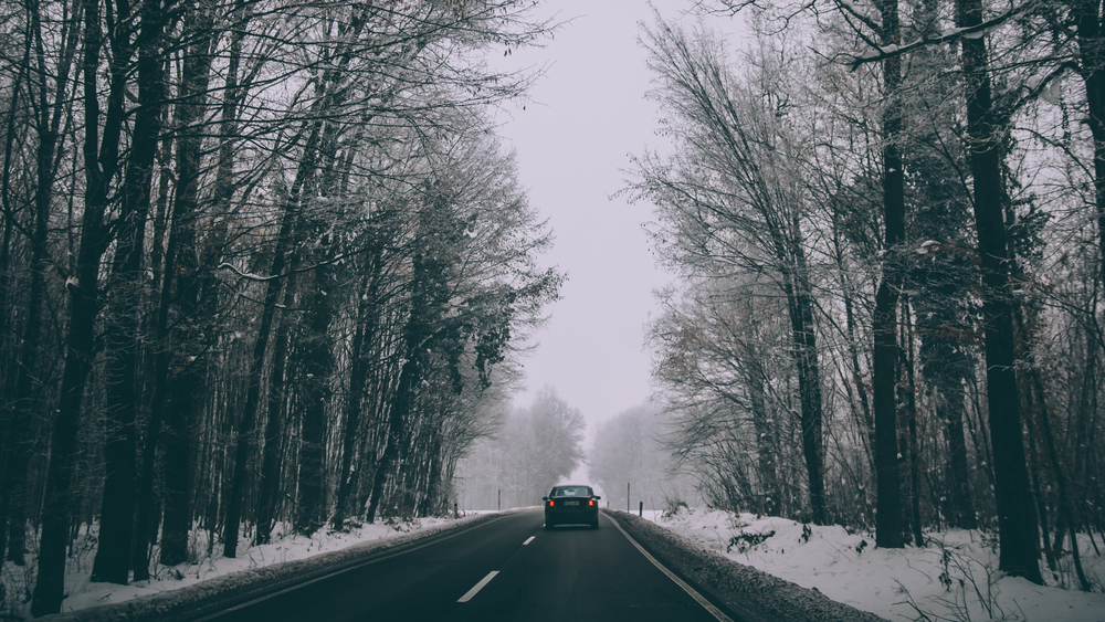 Sniega un apledojuma dēļ satiksme apgrūtināta uz ceļiem lielākajā daļā Latvijas