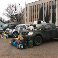 Autobusi, džipi, motorlaivas ar piekabēm. Atbalsts Ukrainas karavīriem turpinās