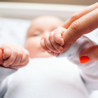 Latvijā reģistrēto jaundzimušo skaits divos mēnešos sarucis par 3,8%