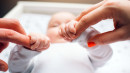 Latvijā reģistrēto jaundzimušo skaits divos mēnešos sarucis par 3,8%