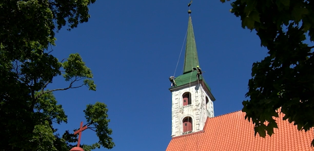 Alpīnisti apseko Limbažu  baznīcas torņa un gaiļa tehnisko stāvokli