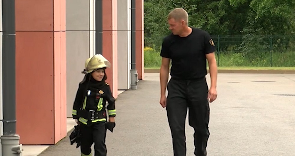 Sešgadīgs puisēns apceļojis visus Latvijas ugunsdzēsības depo